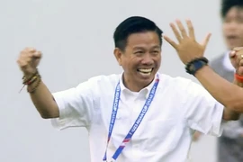 Niềm vui của huấn luyện viên Hoàng Anh Tuấn khi U23 có bàn thắng mở tỷ số với siêu phẩm đá phạt của Khuất Văn Khang trong trận gặp U23 Malaysia ở lượt trận thứ 2 bảng D Vòng chung kết U23 châu Á 2024. (Ảnh: TTXVN phát)