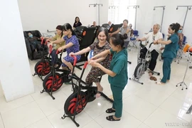 Hướng dẫn đối tượng là người cao tuổi tập phục hồi chức năng, nâng cao sức khỏe tại Trung tâm Công tác xã hội và Bảo trợ xã hội Yên Bái, tháng 10/2020. (Ảnh: Anh Tuấn/TTXVN)