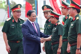 Thủ tướng Phạm Minh Chính với cán bộ, chỉ huy, chiến sỹ Binh đoàn 12 (Bộ Quốc phòng). (Ảnh: Dương Giang/TTXVN)