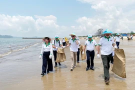 Các đại biểu thu gom rác tại bờ biển Bãi Cháy, Thành phố Hạ Long. (Nguồn: Bộ Tài nguyên và Môi trường)
