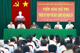 Thủ tướng Phạm Minh Chính và Đoàn Đại biểu Quốc hội thành phố Cần Thơ tiếp xúc cử tri quận Ô Môn. (Ảnh: Dương Giang/TTXVN)
