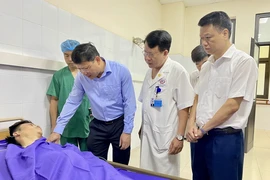 Ông Nghiêm Xuân Cường, Phó Chủ tịch Ủy ban Nhân dân tỉnh Quảng Ninh cùng đoàn công tác thăm hỏi, động viên nạn nhân. (Ảnh: TTXVN phát)