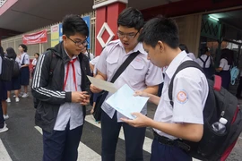 Thí sinh tại điểm thi Trường Trung học cơ sở Colette (quận 3, Thành phố Hồ Chí Minh) trao đổi về bài thi môn tiếng Anh trong kỳ thi vào lớp 10 năm học 2023-2024. (Ảnh: Thu Hoài/TTXVN)