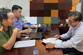 Cơ quan chức năng tiếp nhận, làm việc với ông Trần Văn Việt. (Ảnh: TTXVN phát)