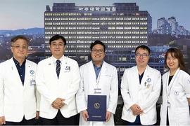 Các thực tập sinh y khoa Việt Nam và cán bộ của Bệnh viện Đại học Y Ajou chụp ảnh lưu niệm ngày 12/5/2024. (Nguồn: Bệnh viện Đại học Y Ajou)
