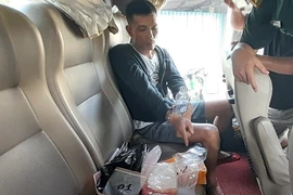 Một đối tượng cùng tang vật vận chuyển ma túy trái phép bị bắt giữ ở Quảng Trị. (Ảnh: TTXVN phát)