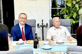 Bác Lê Đức Dương (bên phải) chia sẻ với Đại sứ Vũ Quang Minh và đoàn công tác Đại sứ quán những kỷ niệm về hai lần được gặp Bác Hồ. (Ảnh: Phương Hoa/TTXVN)