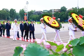 Đoàn đại biểu lãnh đạo, nguyên lãnh đạo Đảng, Nhà nước đặt vòng hoa và vào Lăng viếng Chủ tịch Hồ Chí Minh. (Ảnh: Dương Giang/TTXVN)
