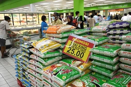 Gạo được bày bán tại siêu thị ở Penang, Malaysia. (Ảnh: AFP/TTXVN(