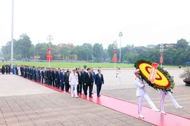 Các lãnh đạo Đảng, Nhà nước và các đại biểu Quốc hội vào Lăng viếng Chủ tịch Hồ Chí Minh. (Ảnh: TTXVN)