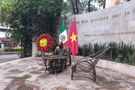 Bức tượng Chủ tịch Hồ Chí Minh tại trung tâm Thủ đô Mexico City. (Ảnh: TTXVN phát)