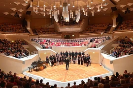 Tiết mục “Bèo dạt mây trôi” do Dàn hợp xướng thính phòng Đức biểu diễn tại Nhà hát Berliner Philharmonie. (Ảnh: Phương Hoa/TTXVN)