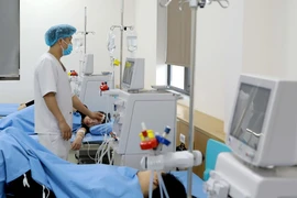 Các công nhân nhập viện do ngộ độc thực phẩm được điều trị tại Bệnh viện Hữu nghị Lạc Việt, tỉnh Vĩnh Phúc. (Ảnh: Hoàng Hùng/TTXVN)