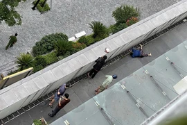 Nạn nhân tử vong sau khi rơi từ tầng 14 của chung cư UDIC thành phố Hải Dương. (Ảnh: TTXVN phát)