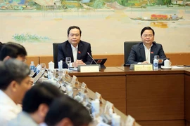 Chủ tịch Quốc hội Trần Thanh Mẫn, đại biểu Quốc hội tỉnh Hậu Giang thảo luận tại tổ về tình hình kinh tế-xã hội. (Ảnh: An Đăng/TTXVN)