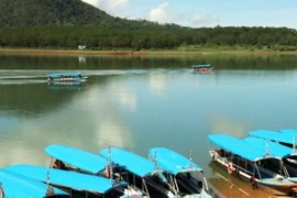 Du khách ngắm cảnh bằng du thuyền hồ Tuyền Lâm (thành phố Đà Lạt, Lâm Đồng). (Ảnh: Chu Quốc Hùng/TTXVN)