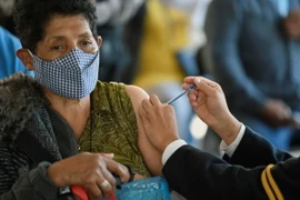 Nhân viên y tế tiêm vaccine ngừa COVID-19 tại Mexico City, Mexico. (Ảnh: AFP/TTXVN)