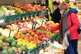 Người dân mua thực phẩm tại siêu thị ở Vienna, Áo. (Ảnh: AFP/TTXVN)