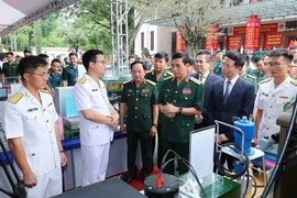Bộ trưởng Quốc phòng Phan Văn Giang và Chủ nhiệm Tổng cục Chính trị Quân đội Nhân dân Việt Nam Trịnh Văn Quyết cùng các đại biểu tham quan khu trưng bày sản phẩm sáng tạo của các đơn vị. (Ảnh: Trọng Đức/TTXVN)