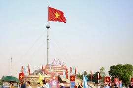 Kỳ đài ở khu Di tích Quốc gia đặc biệt Đôi bờ Hiền Lương - Bến Hải trong Lễ thượng cờ “Thống nhất non sông”. (Ảnh: Nguyên Linh/TTXVN)