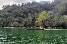 Phong cảnh nguyên sơ bên hồ Ba Bể. (Ảnh: Nguyễn Công Hải/TTXVN)