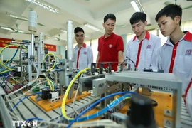 Giới thiệu mô hình tự động hóa cho sinh viên Lớp Điện tử Công nghiệp K13 của Trường Cao đẳng nghề Công nghệ cao Hà Nội. (Ảnh: Hoàng Hiếu/ TTXVN)