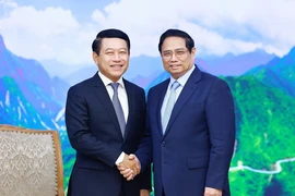 Thủ tướng Phạm Minh Chính tiếp Phó Thủ tướng, Bộ trưởng Ngoại giao Lào Saleumxay Kommasith. (Ảnh: Dương Giang/TTXVN)