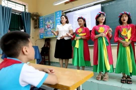 Nghệ thuật Chèo được trường Tiểu học Bình Định (Kiến Xương, Thái Bình) đưa vào giảng dạy, lồng ghép, tích hợp trong môn âm nhạc, Ngữ văn và 15 phút đầu giờ sáng thứ 3, 5 hàng tuần. (Ảnh: Thế Duyệt/TTXVN)