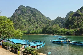 Bến thuyền Trung tâm Du lịch Phong Nha-Kẻ Bàng (Quảng Bình) tấp nập các hoạt động đón tiếp du khách đến tham quan. (Ảnh: TTXVN phát)