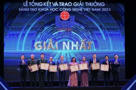 Các tác giả giành Giải Nhất Giải thưởng Sáng tạo Khoa học Công nghệ Việt Nam năm 2023. (Ảnh: Hoàng Hiếu/TTXVN)