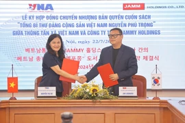 Phó Tổng giám đốc TTXVN Nguyễn Thị Sự và ông Joo Jeongsu, Giám đốc Công ty TNHH Jammy Holdings ký kết chuyển nhượng bản quyền cuốn sách. (Ảnh: Minh Quyết/ TTXVN)