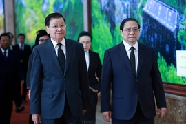 Thủ tướng Phạm Minh Chính đón Tổng Bí thư, Chủ tịch nước Lào Thongloun Sisoulith. (Ảnh: Dương Giang/TTXVN)