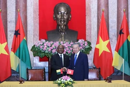 Tổng Bí thư, Chủ tịch nước Tô Lâm và Tổng thống Guinea-Bissau Umaro Sissoco Embaló tại lễ ký các văn kiện hợp tác giữa hai nước. (Ảnh: Lâm Khánh/TTXVN)