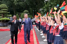 Tổng Bí thư, Chủ tịch nước Tô Lâm và Tổng thống Mozambique Filipe Jacinto Nyusi với thiếu nhi Thủ đô Hà Nội. (Ảnh: Lâm Khánh/ TTXVN)