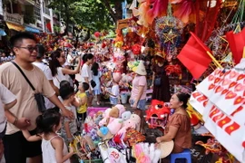 Đông đảo người dân và trẻ em đến phố Hàng Mã vui chơi, mua sắm cho Tết Trung Thu. (Ảnh: Minh Đức/TTXVN)