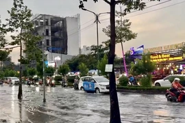 Đường Nguyễn Thị Thập (Quận 7, Thành phố Hồ Chí Minh) ngập sâu do triều cường. (Ảnh: Hồng Giang/TTXVN)