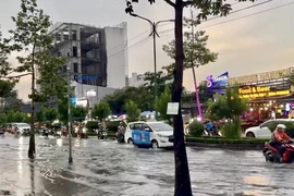 Đường Nguyễn Thị Thập (Quận 7, Thành phố Hồ Chí Minh) ngập sâu vào cuối giờ chiều 29/10. (Ảnh: Hồng Giang/TTXVN)