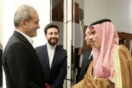 Tổng thống Iran Masoud Pezeshkian gặp Ngoại trưởng Saudi Arabia Faisal bin Farhan Al Saud. (Nguồn: Reuters)