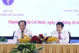 Đại diện lãnh đạo Sở Y tế Thành phố Hồ Chí Minh giải đáp thắc mắc của doanh nghiệp. (Ảnh: Đinh Hằng/TTXVN) 