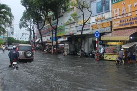 Nhiều tuyến đường nội ô thành phố Bạc Liêu ngập sâu sau mưa lớn. (Ảnh: Chanh Đa/TTXVN)