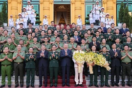 Tổng Bí thư, Chủ tịch nước Tô Lâm, Bí thư Quân uỷ Trung ương với các đồng chí lãnh đạo Bộ Quốc phòng và Bộ Công an. (Ảnh: Lâm Khánh/ TTXVN)