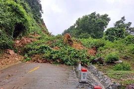 Một vị trí đất đá sạt lở gây ách tắc giao thông trên địa bàn tỉnh Quảng Bình. (Ảnh: TTXVN phát)