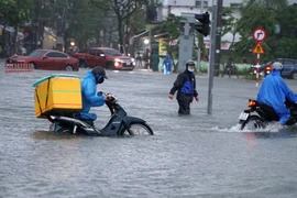 Nước ngập gần hết bánh xe tại đường Núi Thành (quận Hải Châu, thành phố Đà Nẵng). (Ảnh: Quốc Dũng/ TTXVN)