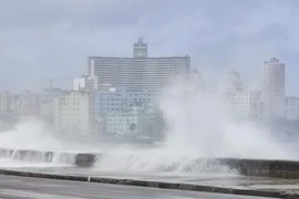 Sóng lớn tràn qua đê biển Malecon bảo vệ thủ đô La Habana. (Ảnh: Mai Phương/ TTXVN)