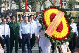 Tổng Bí thư Tô Lâm dâng hoa tưởng niệm các Anh hùng liệt sỹ tại huyện đảo Bạch Long Vĩ. (Ảnh: An Đăng/TTXVN)