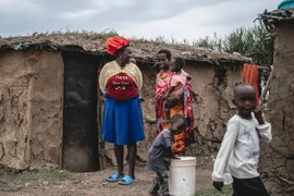 Người dân và trẻ em tại Narok, Kenya. (Ảnh: THX/TTXVN)