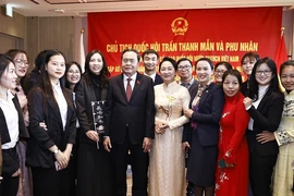 Chủ tịch Quốc hội Trần Thanh Mẫn và Phu nhân với đại diện cộng đồng người Việt Nam tại khu vực Kyushu, Okinawa và Trung Nam Nhật Bản. (Ảnh: Doãn Tấn/TTXVN)