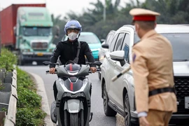 Một trường hợp người điều khiển xe máy đi vào cao tốc bị dừng xe, kiểm tra và xử lý theo pháp luật. Ảnh minh họa. (Ảnh: Phạm Kiên/TTXVN)