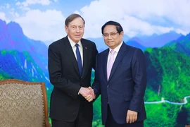 Thủ tướng Phạm Minh Chính tiếp ông David Petraeus Chủ tịch Viện toàn cầu Quỹ đầu tư Kohlberg Kravis Roberts. (Ảnh: Dương Giang/TTXVN)