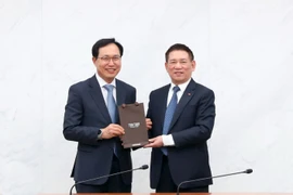 Bộ trưởng Hồ Đức Phớc và Tổng giám đốc Tổ hợp Samsung Việt Nam Choi Joo Ho. (Ảnh: Vietnam+)